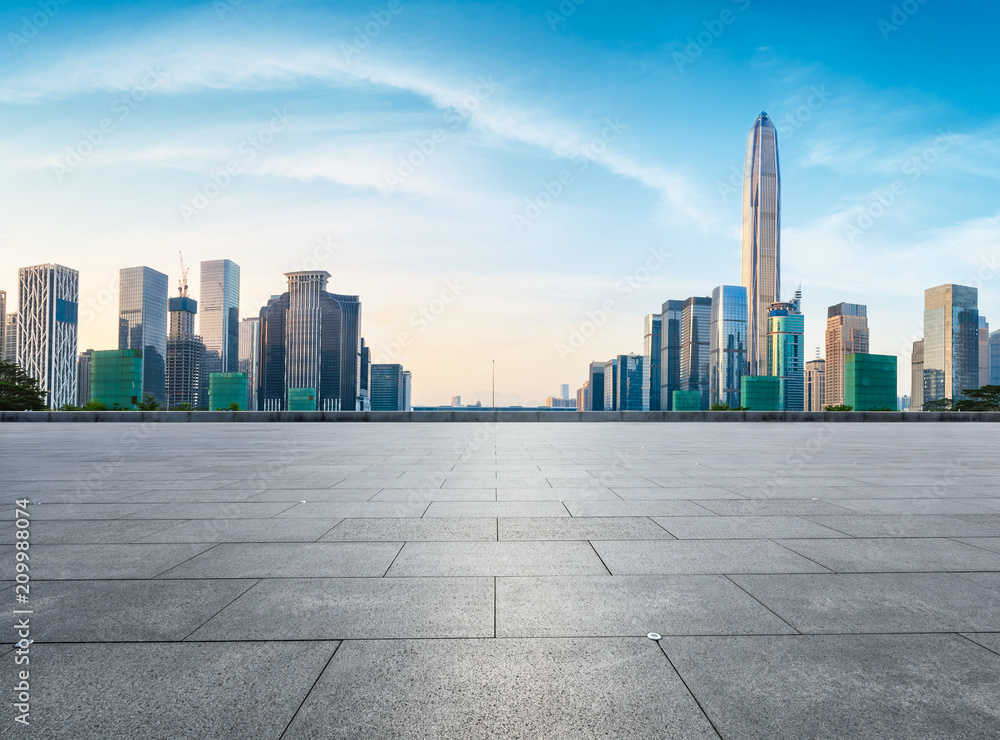 中国深圳空荡荡的广场层和现代化的城市天际线