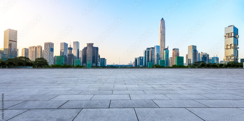 中国深圳空旷的广场层和现代城市天际线全景