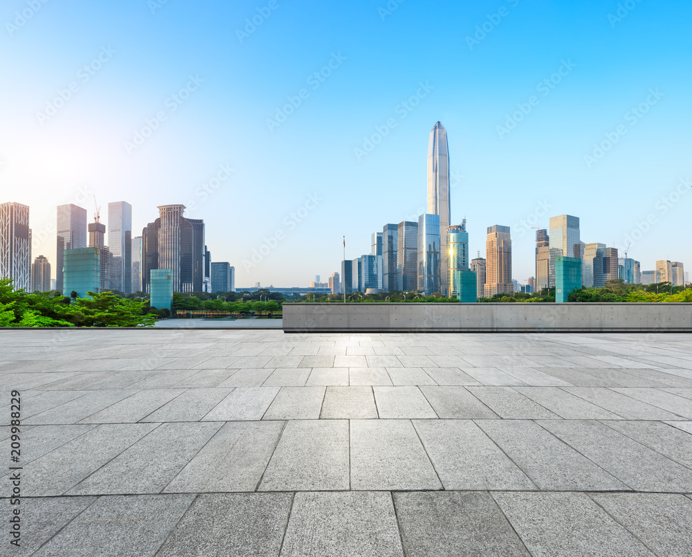 中国深圳空旷的广场和现代的城市天际线