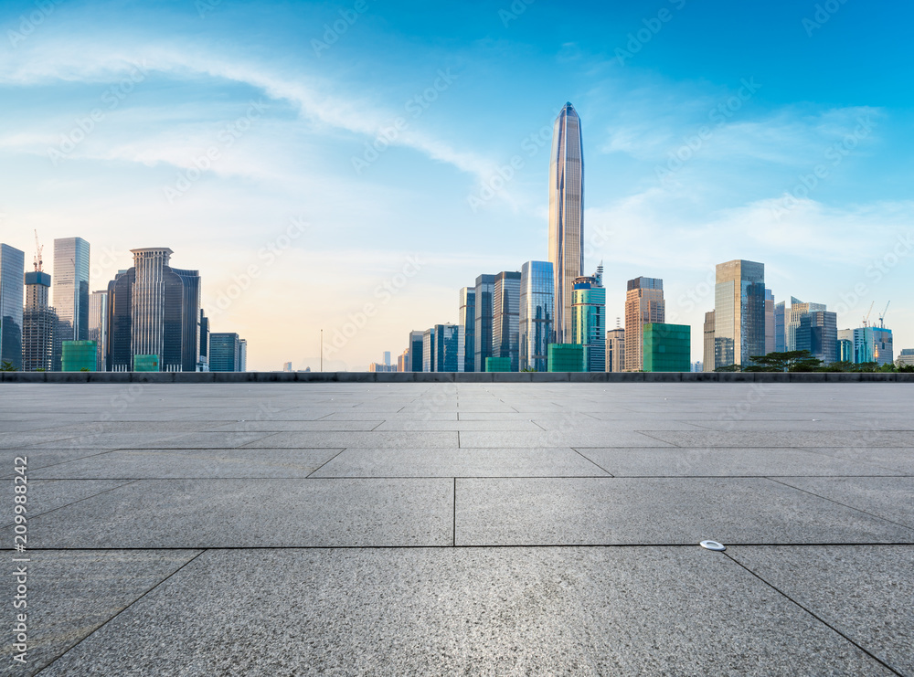 中国深圳空荡荡的广场层和现代化的城市天际线