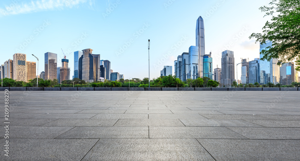 中国深圳空旷的广场层和现代城市天际线全景