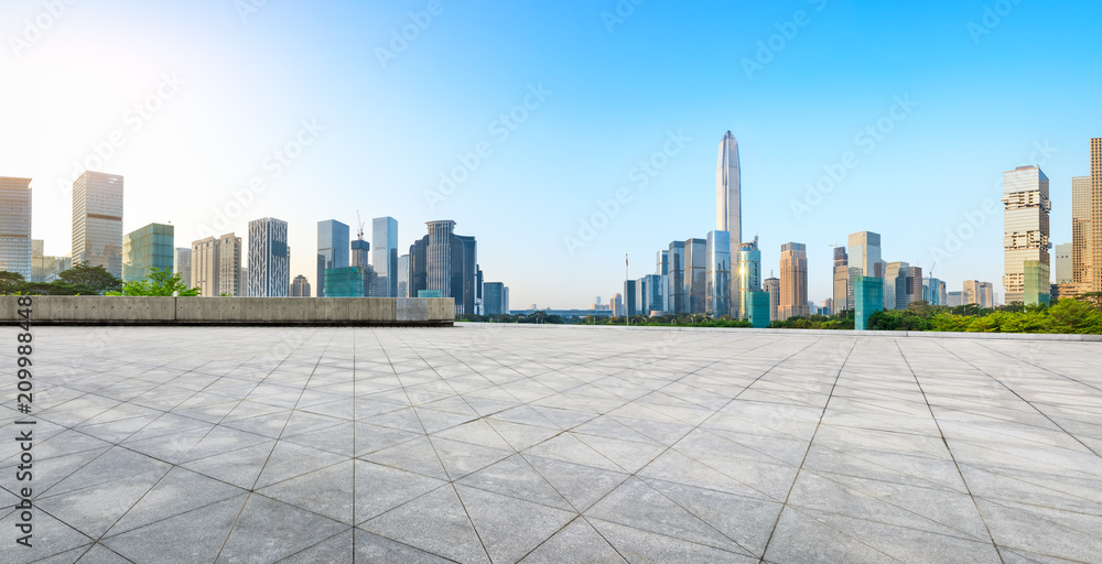 中国深圳空旷的广场层和现代城市天际线全景