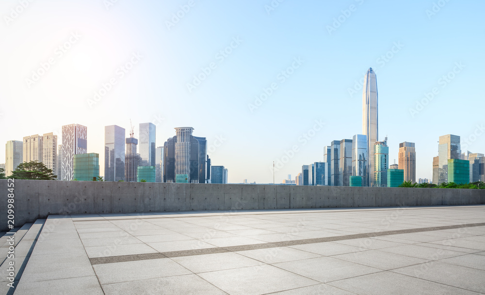 中国深圳空旷的广场层和现代城市天际线全景