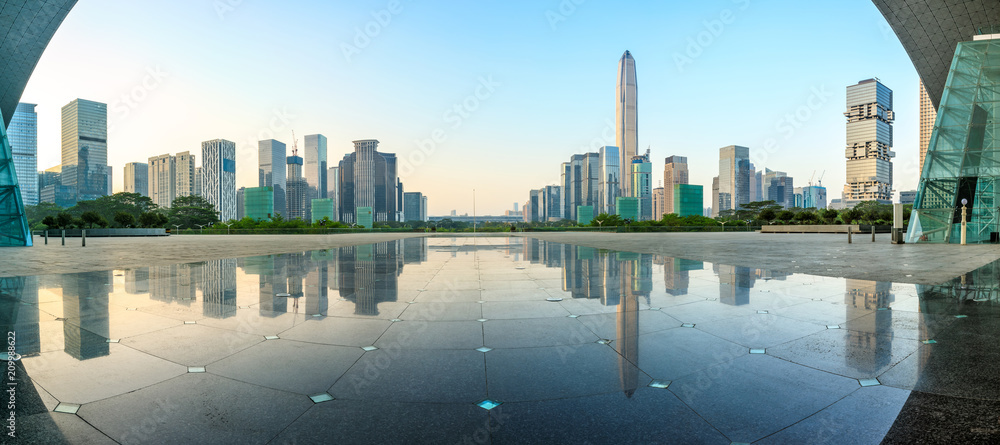 中国深圳空旷的广场层和现代城市天际线全景