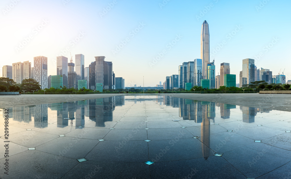 中国深圳空旷的广场层和现代城市天际线全景