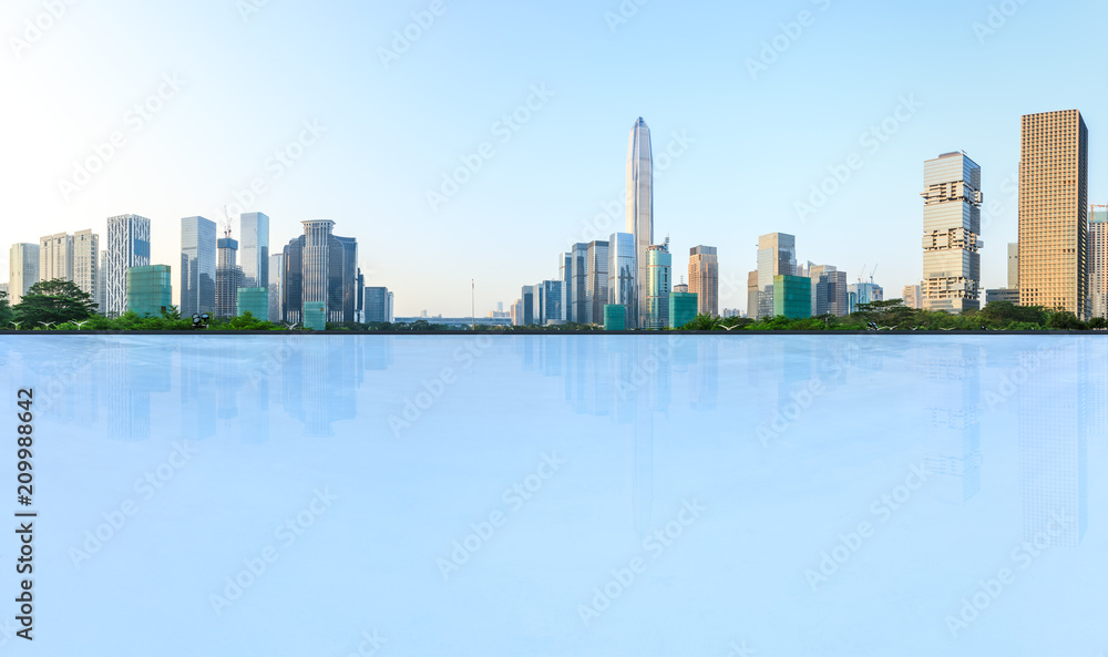 中国深圳空旷的广场层和现代城市天际线全景