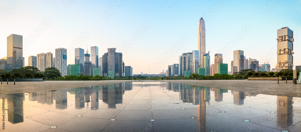 中国深圳空旷的广场层和现代城市天际线全景