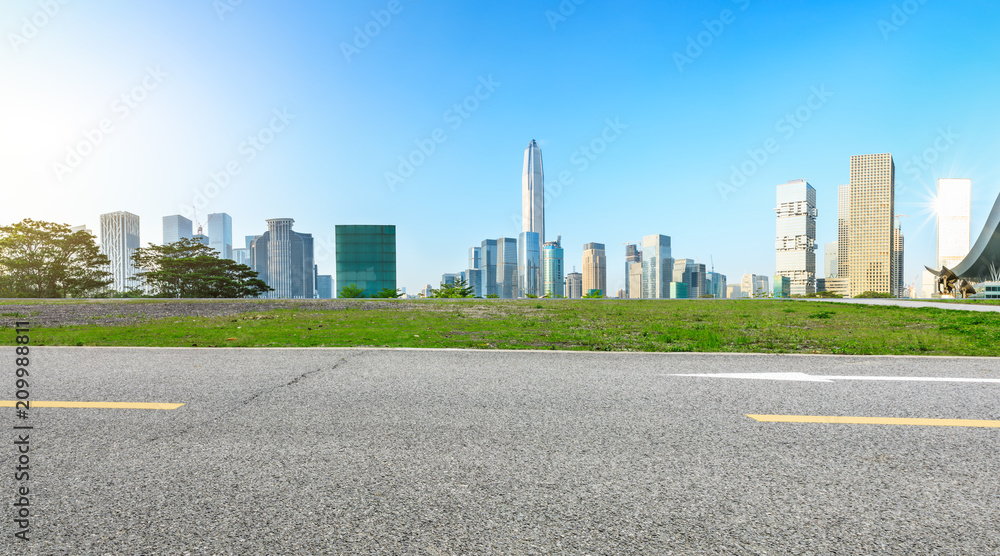 中国深圳空旷的柏油路和现代城市天际线全景