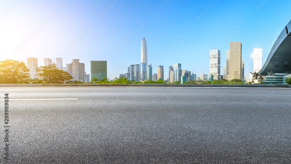 中国深圳空旷的柏油路和现代城市天际线全景