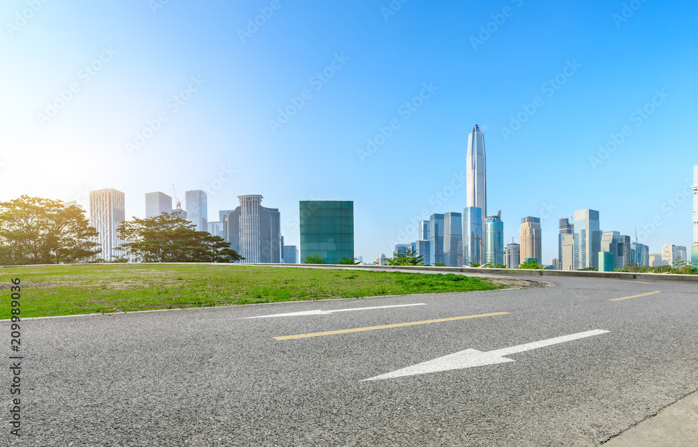 中国深圳空旷的柏油路和现代城市天际线全景