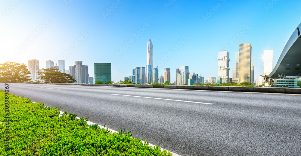 中国深圳空旷的柏油路和现代城市天际线全景