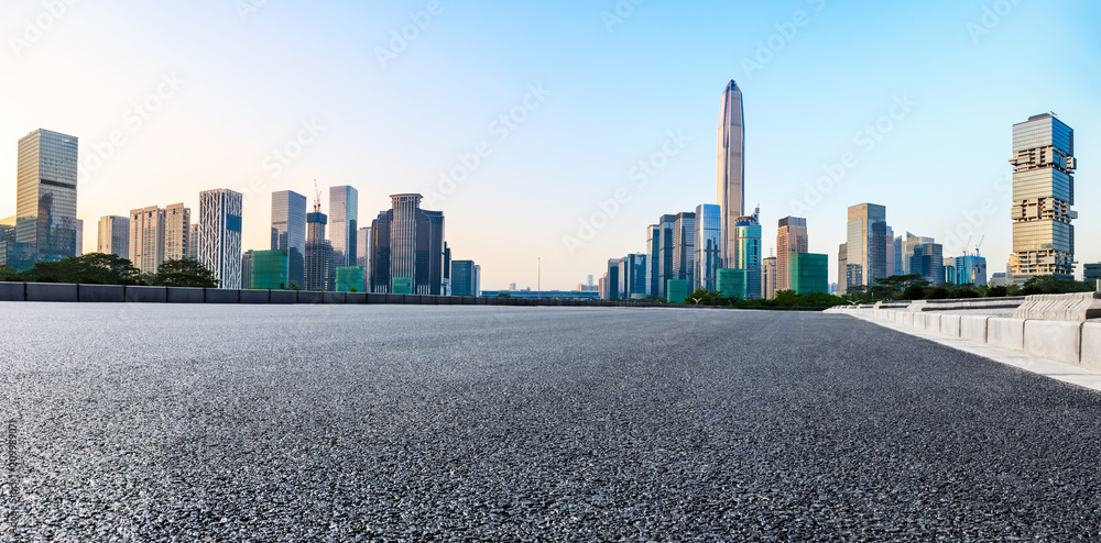 中国深圳空旷的柏油路和现代城市天际线全景