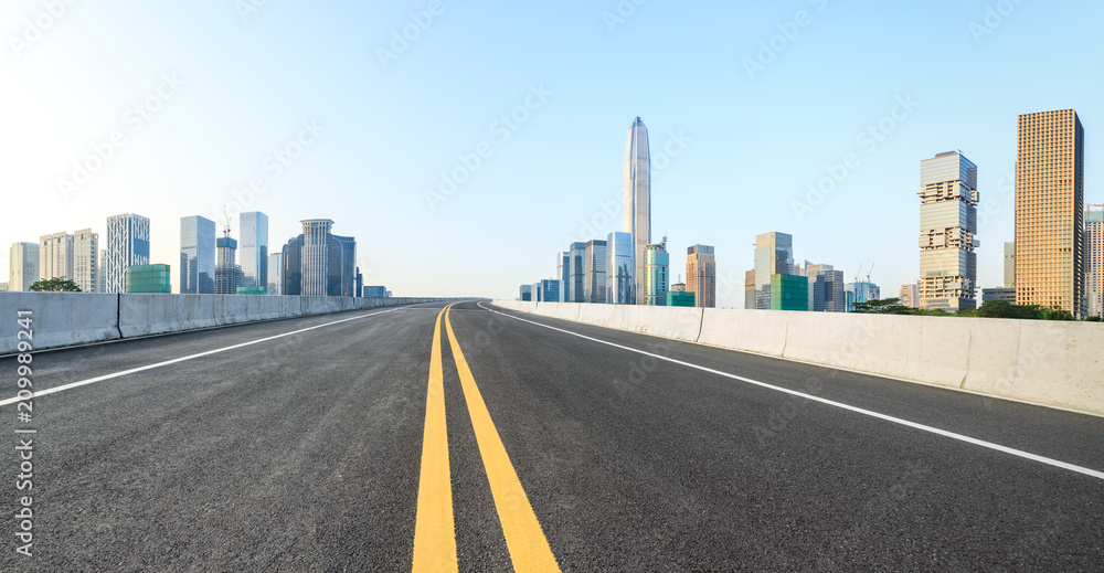 中国深圳空旷的柏油路和现代城市天际线全景