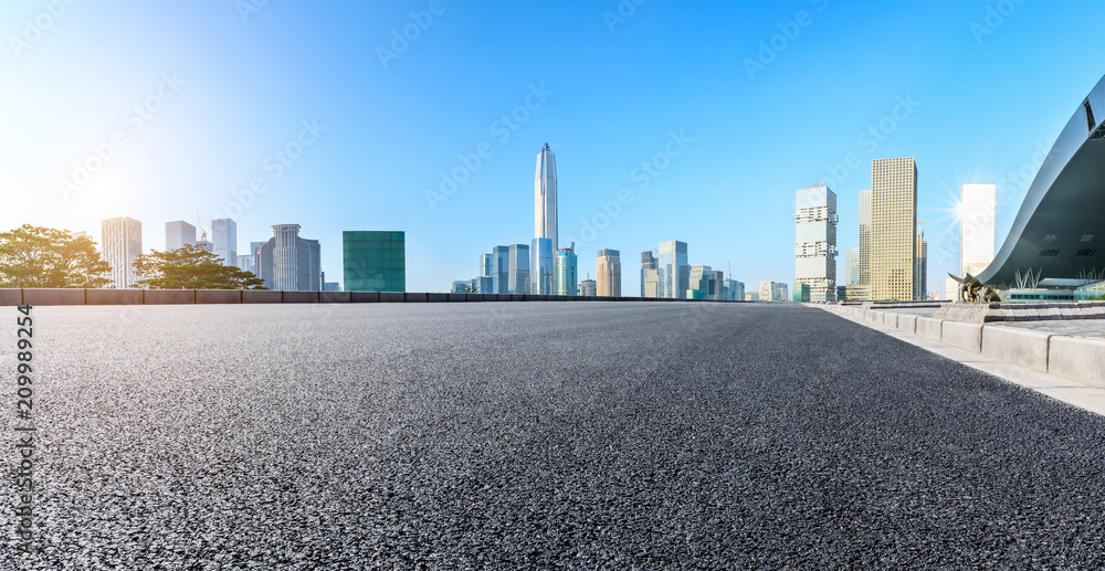 中国深圳空旷的柏油路和现代城市天际线全景