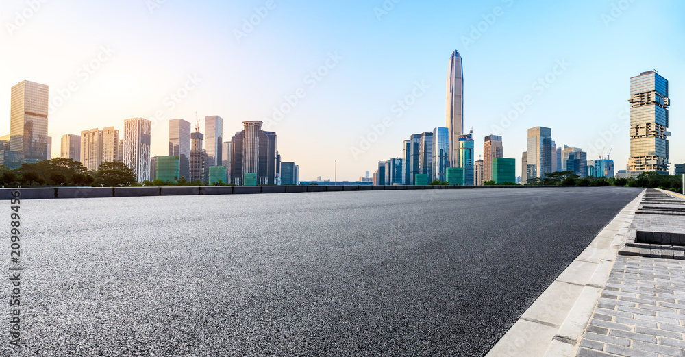 中国深圳空旷的柏油路和现代城市天际线全景