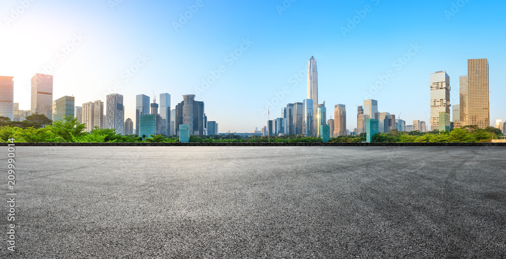 中国深圳沥青广场路与现代城市天际线全景