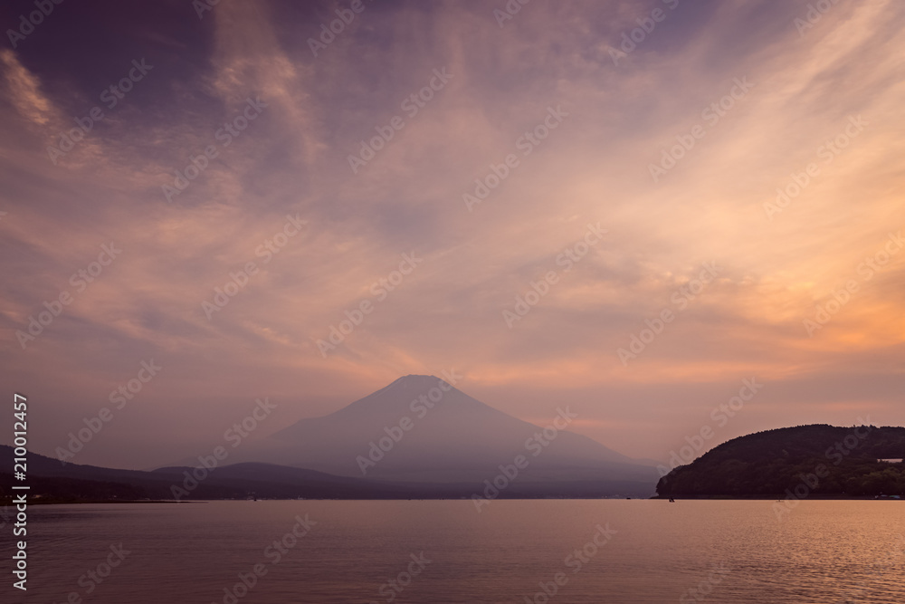 日落时山中湖的富士山倒影