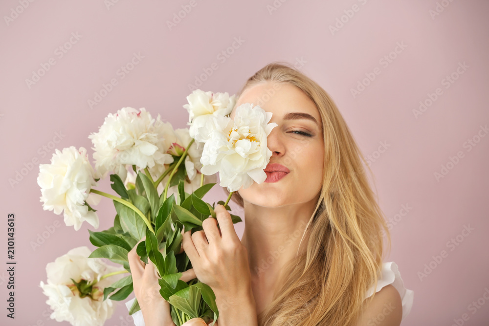 美丽的年轻女子，彩色背景上有美丽的花朵