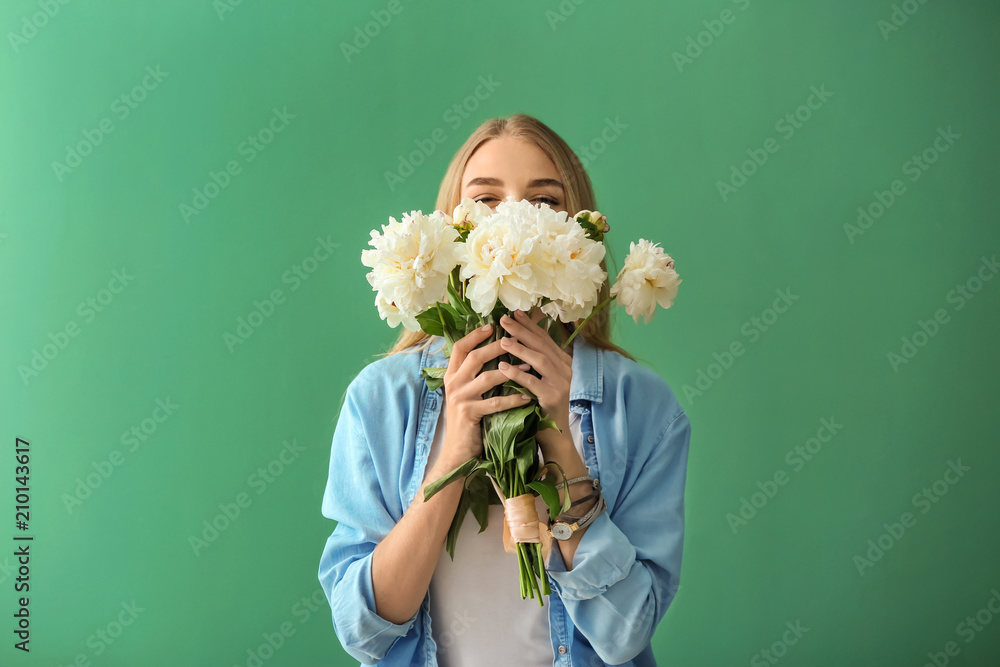 美丽的年轻女子，彩色背景上有美丽的花朵