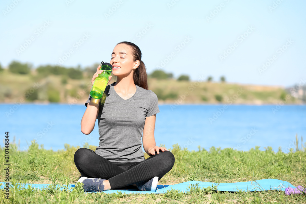 运动型年轻女子户外饮水