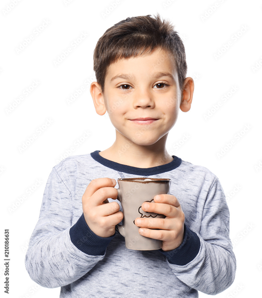 可爱的小男孩，白色背景上有一杯热可可饮料