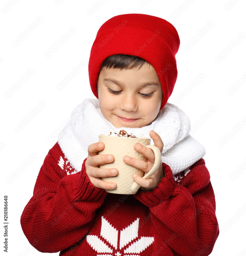 可爱的小男孩，穿着暖和的衣服，白底上有一杯热可可饮料