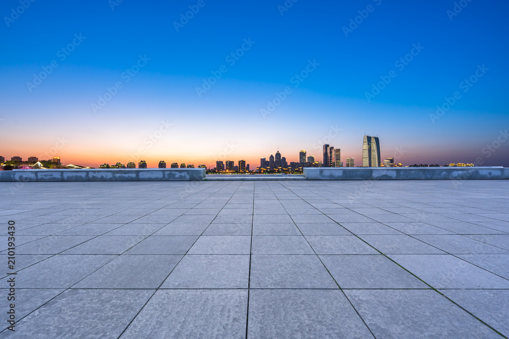 拥有城市天际线全景的空旷广场