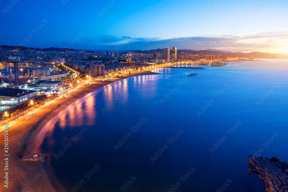 西班牙巴塞罗那海滨夏日夜晚的巴塞罗那海滩鸟瞰图。地中海