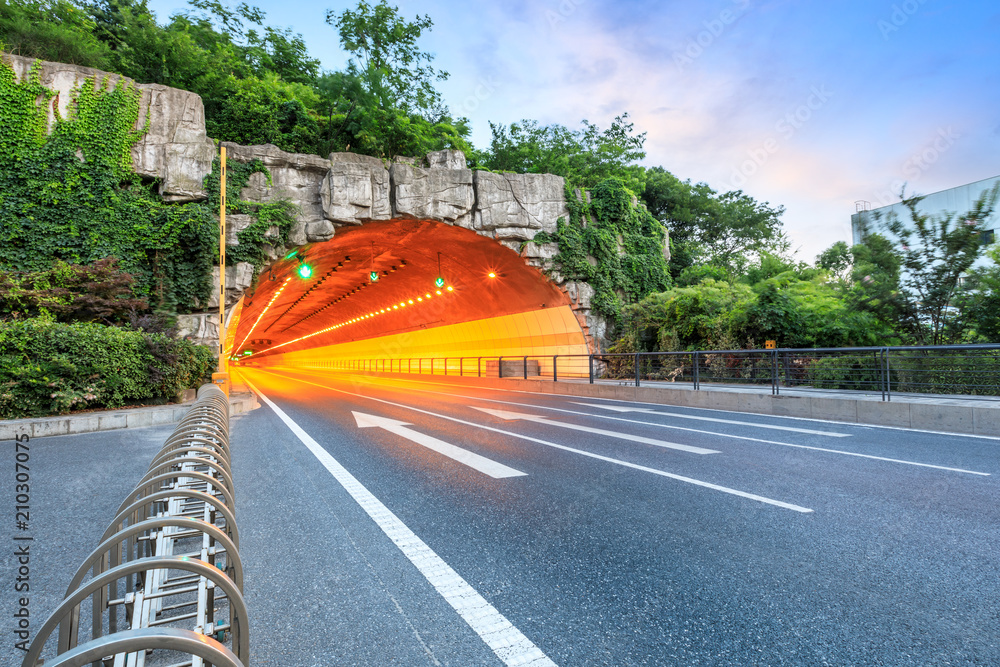 黄昏时分的公路隧道，交通理念