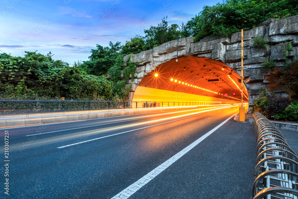 黄昏时分的公路隧道，交通理念