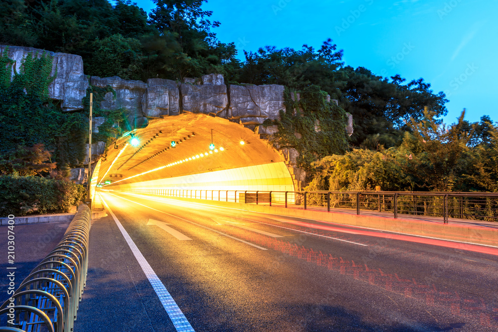 夜间公路隧道，交通理念