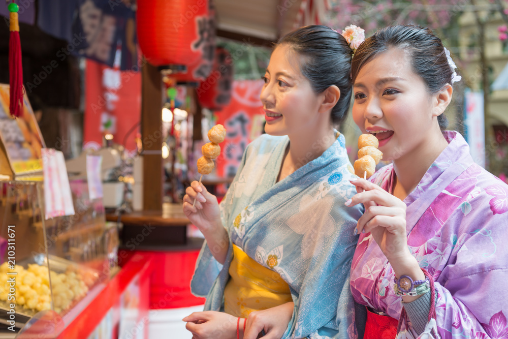 女士们在吃炸肉丸