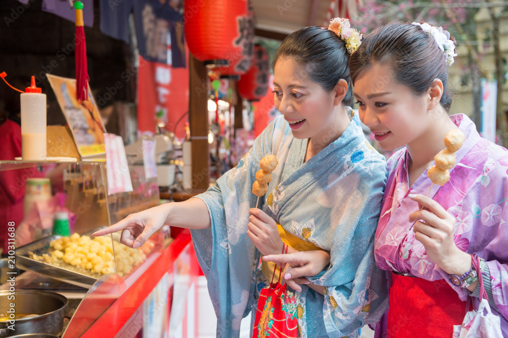 女士们在街旁吃炸肉丸