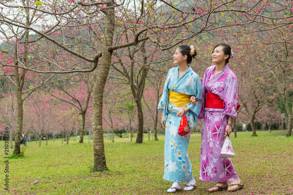 女人一起欣赏风景