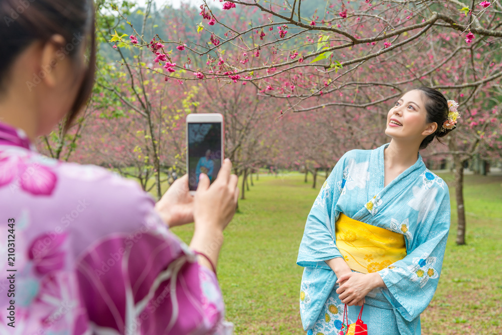 女士帮忙携带相机记录行程