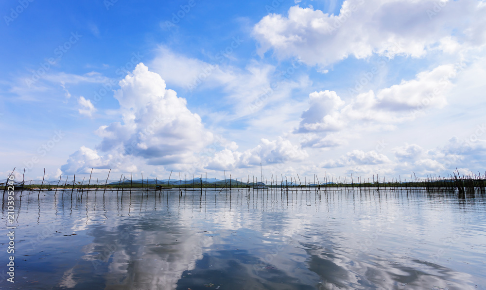 热带海洋、天空和美丽风景中的云朵倒影的海景——大自然为背景