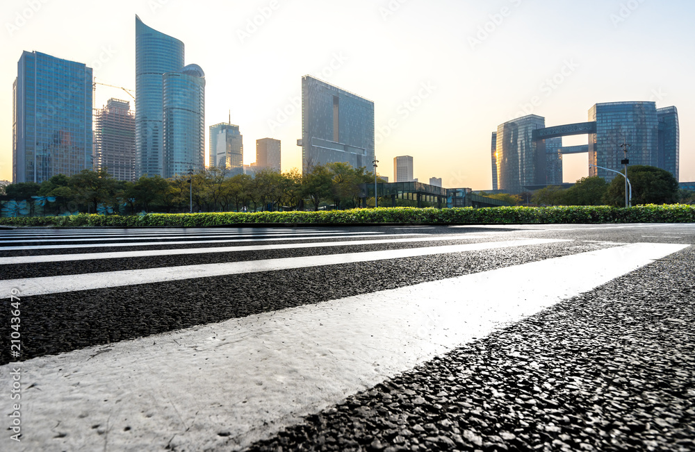 城市中有现代化办公楼的空柏油路