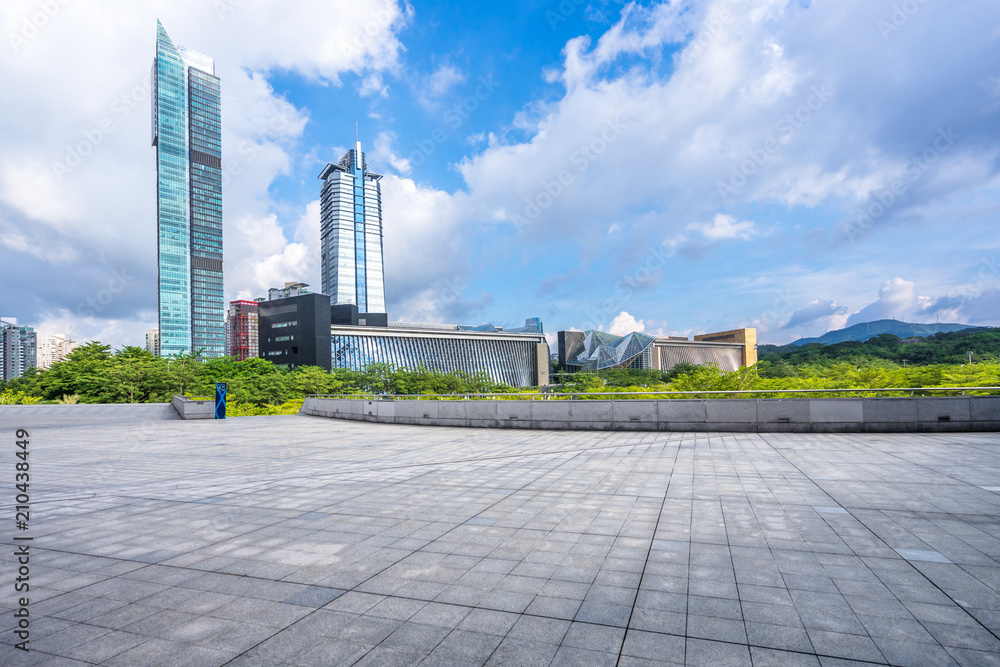 城市天际线全景，空荡荡的广场