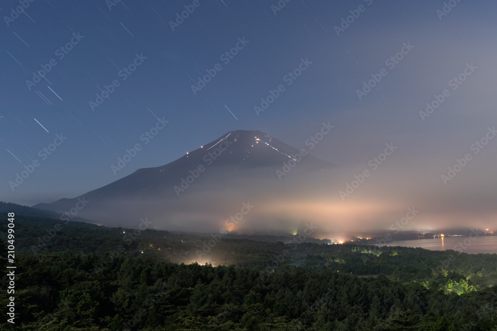 山中湖的富士山夜景