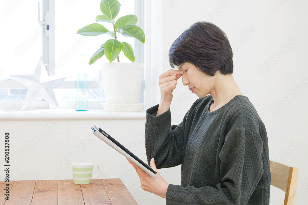 女性　ミドルエイジ  眼精疲労