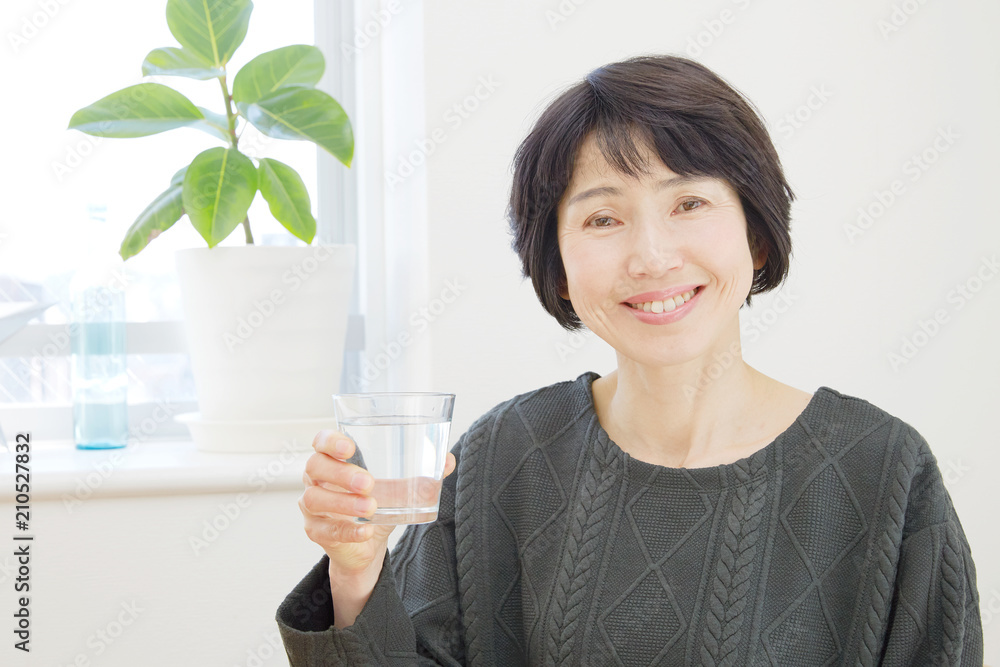 女性　ミドルエイジ  水分補給