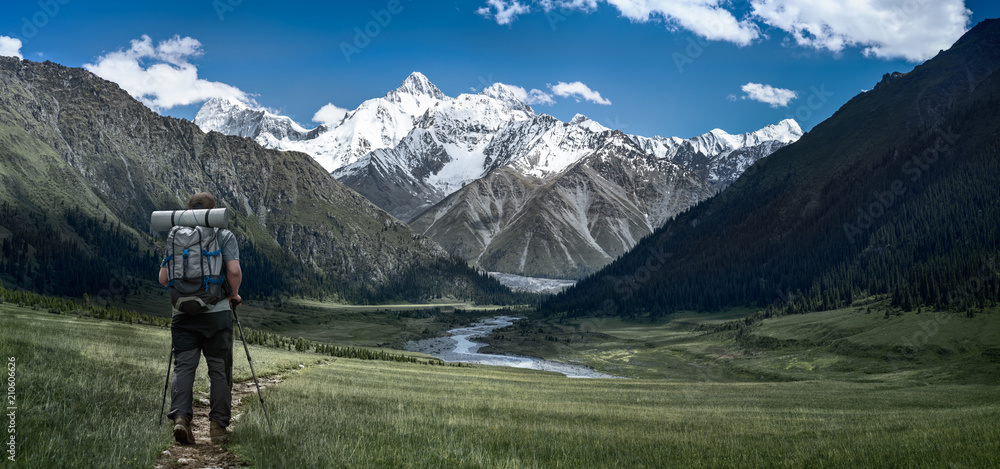 男子在雪山附近徒步旅行