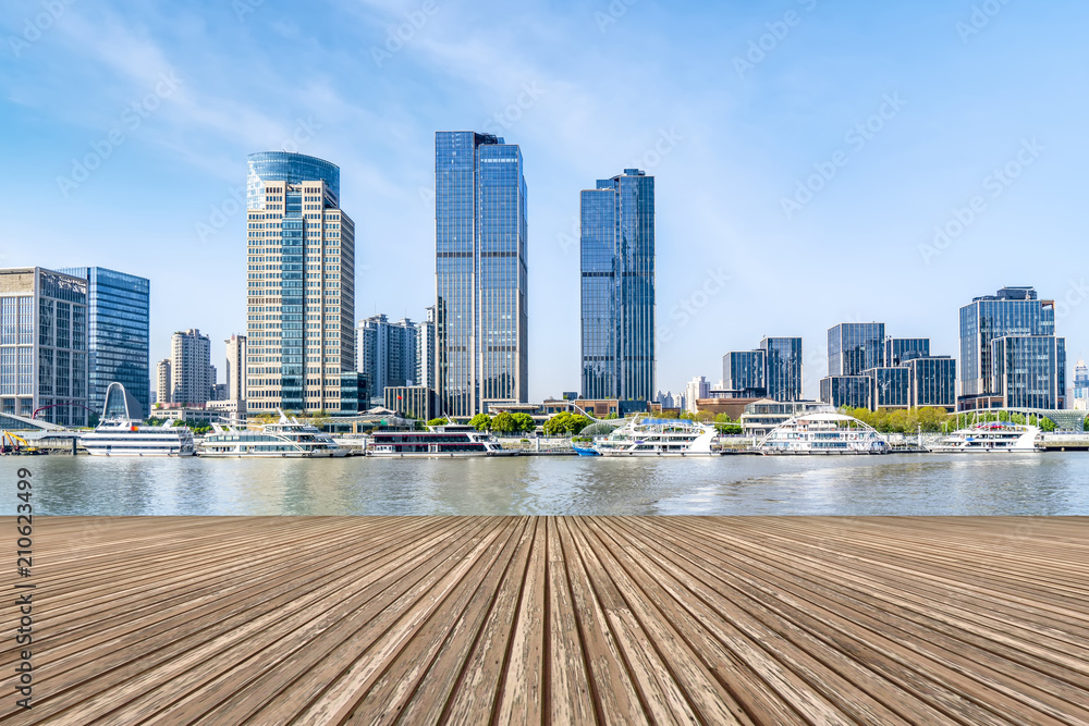 空旷的大理石地板和蓝天下的城市景观