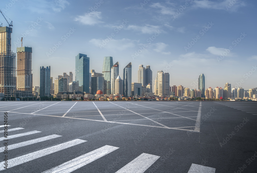 在中国城市里，空荡荡的柏油路是沿着现代商业建筑建造的。