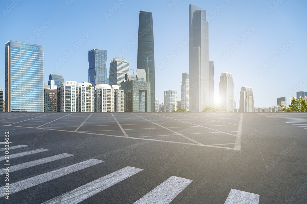 高速公路、沥青路面、城市建筑、商业建筑、办公楼的前景