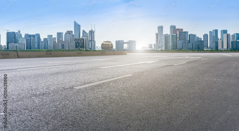 城市全景的空旷道路