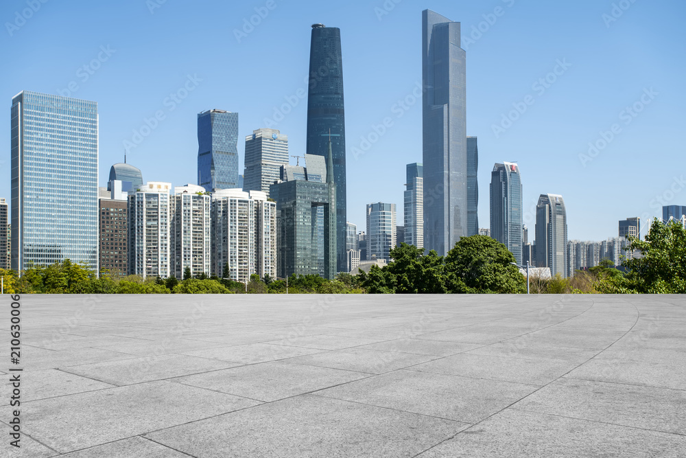 空着方形地砖的城市摩天大楼