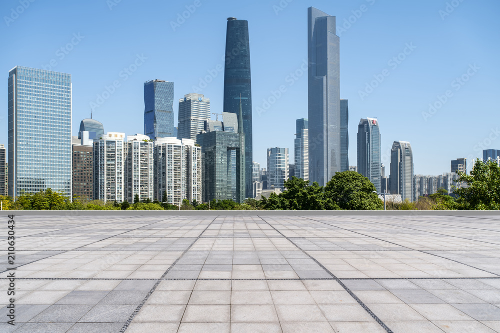 空着方形地砖的城市摩天大楼