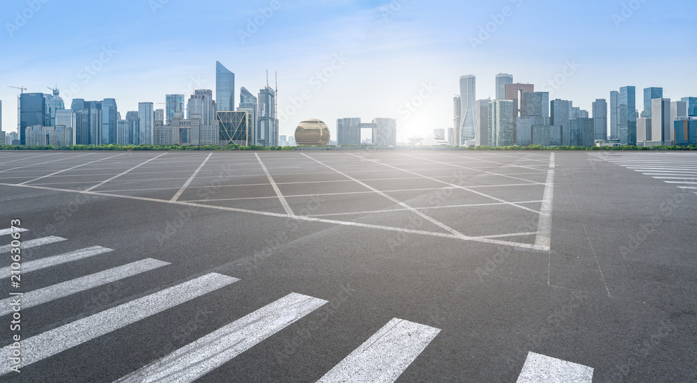 城市全景的空旷道路