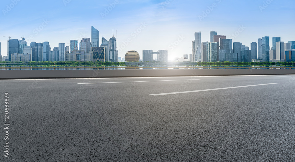 空旷的道路，城市全景